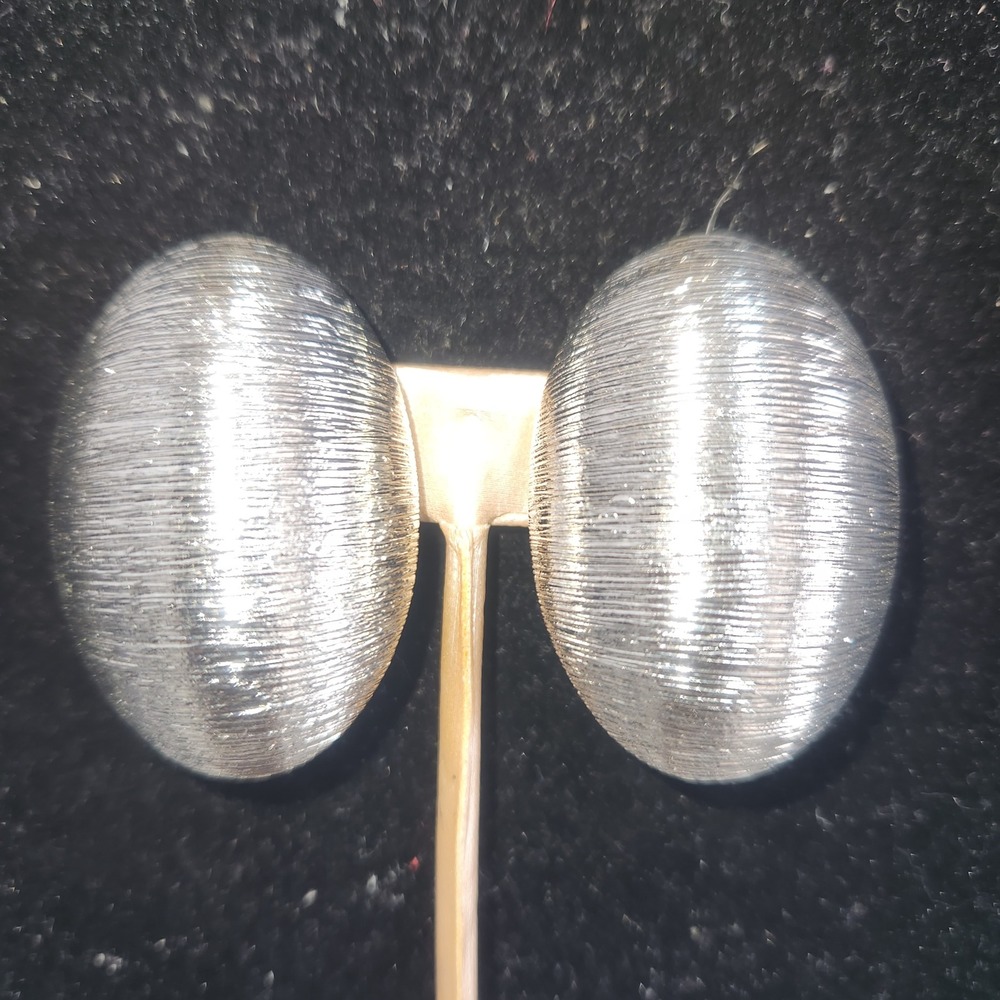 Vintage Silver Tone Textured Oval Dome Clip On Earrings Ribbed Statement Retro - Picture 3 of 12